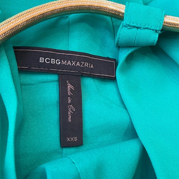 BCBG Green sleeveless blouse - Picture 3 of 4